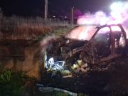 Mașină cuprinsă de flăcări în Oradea, după un impact cu un obstacol