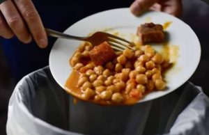 Romanii – campioni la risipa de mancare