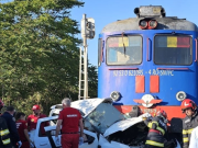 Tragedie pe șine: Doi soți au murit după ce mașina lor a fost târâtă de un tren